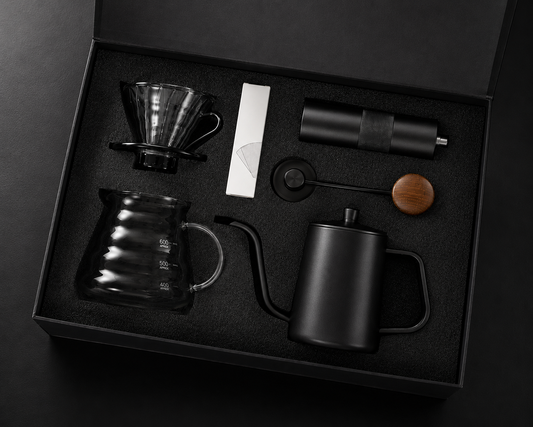 Bouilloire col de cygne inox 304 versant sur dripper V60 posé sur carafe en verre 600ml avec moulin manuel