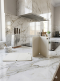Planche pliante Smart-Transfert pliée en gouttière pour verser précisément dans la casserole