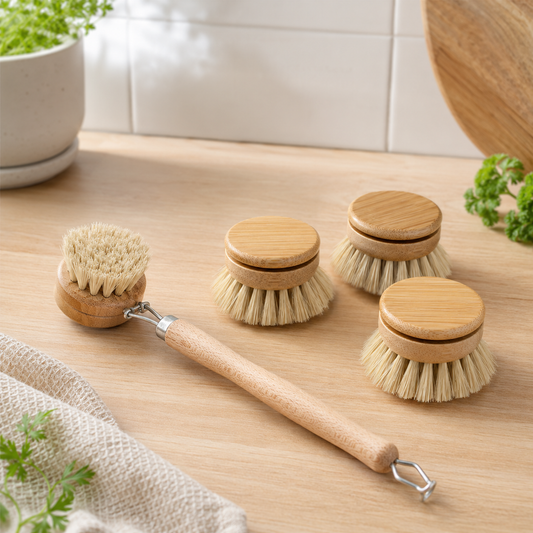 Brosse vaisselle hêtre et 3 recharges sisal en bambou — kit complet zéro déchet sur plan de travail